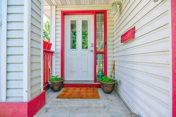 208 Mt Cornwall Mews SE, Calgary, AB T2Z2J8