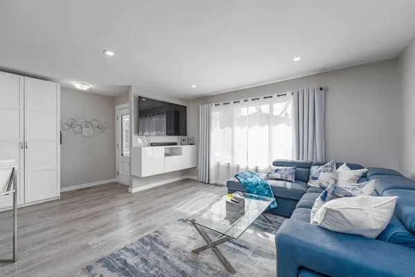 1302 Berkley DR NW, Calgary, AB T3K 1S9