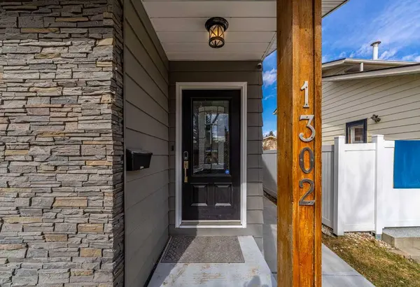 1302 Berkley DR NW, Calgary, AB T3K 1S9