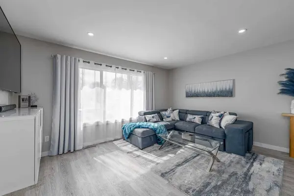 1302 Berkley DR NW, Calgary, AB T3K 1S9