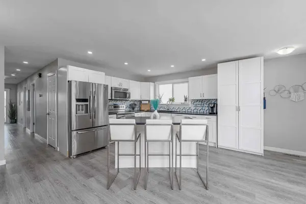 1302 Berkley DR NW, Calgary, AB T3K 1S9