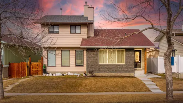 1302 Berkley DR NW, Calgary, AB T3K 1S9