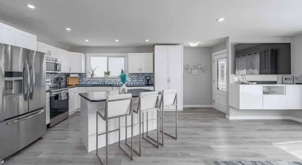 1302 Berkley DR NW, Calgary, AB T3K 1S9