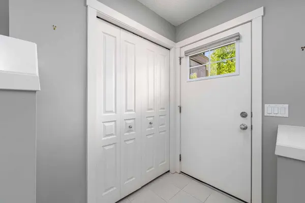 325 Mckenzie Towne SQ SE, Calgary, AB T2Z 1E3