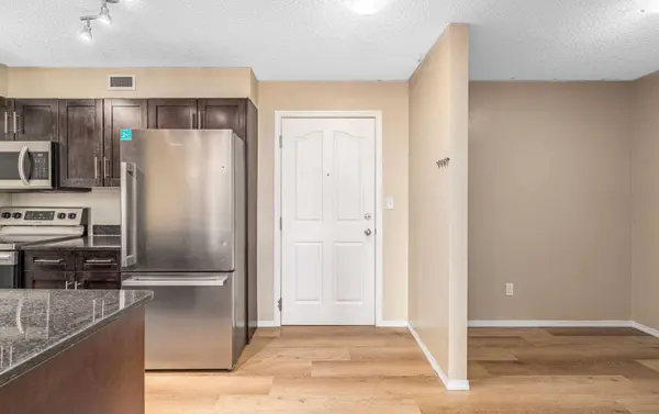 7130 80 AVE NE #210, Calgary, AB T3J 0N5