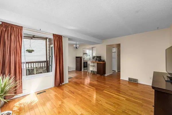 1455 Berkley DR NW, Calgary, AB T3K 1T6
