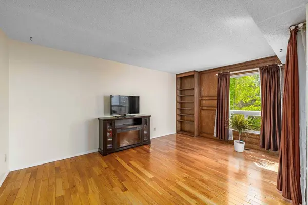 1455 Berkley DR NW, Calgary, AB T3K 1T6