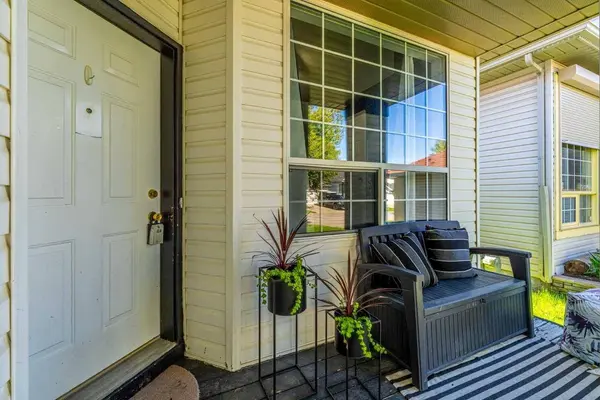 44 Douglas Glen PL SE, Calgary, AB T2Z 2M9