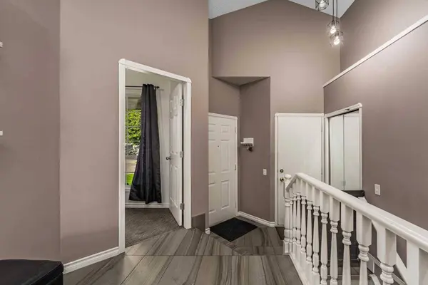 44 Douglas Glen PL SE, Calgary, AB T2Z 2M9