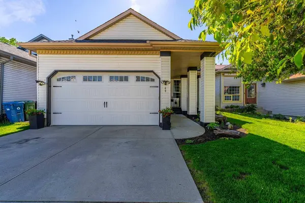 44 Douglas Glen PL SE, Calgary, AB T2Z 2M9