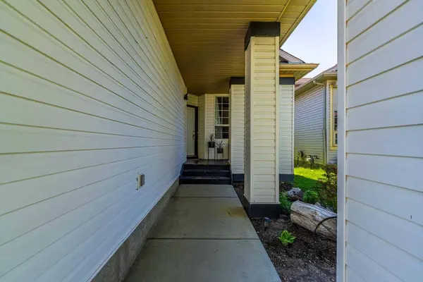44 Douglas Glen PL SE, Calgary, AB T2Z 2M9