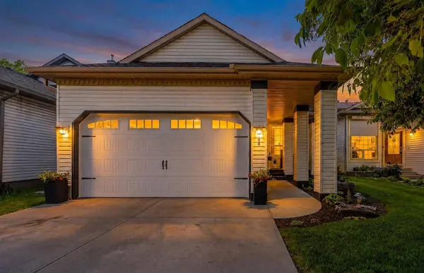 44 Douglas Glen PL SE, Calgary, AB T2Z 2M9
