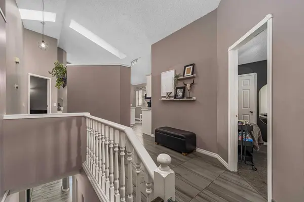 44 Douglas Glen PL SE, Calgary, AB T2Z 2M9