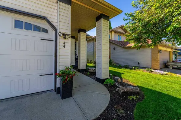 44 Douglas Glen PL SE, Calgary, AB T2Z 2M9
