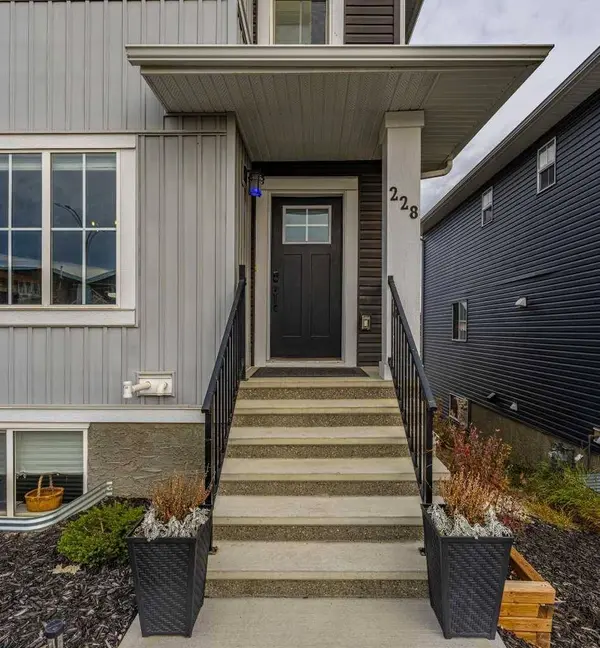 228 River Heights DR, Cochrane, AB T4C 0W2