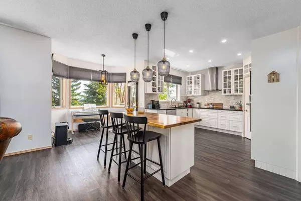 648 Scimitar Bay NW, Calgary, AB T3L 2B2