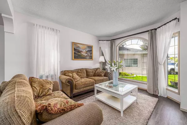 648 Scimitar Bay NW, Calgary, AB T3L 2B2