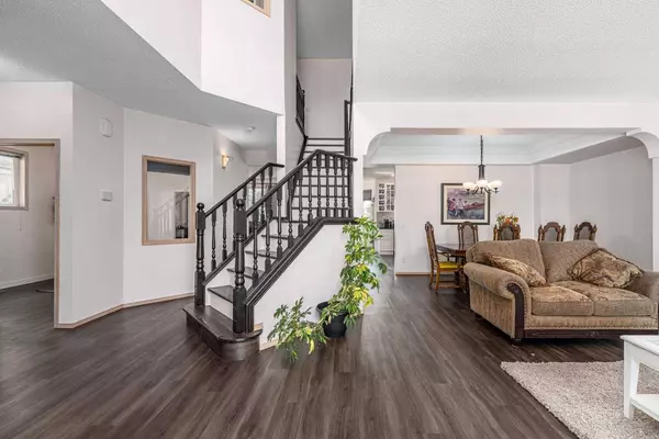 648 Scimitar Bay NW, Calgary, AB T3L 2B2