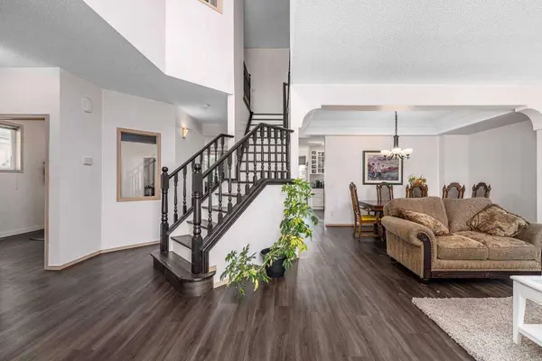 648 Scimitar Bay NW, Calgary, AB T3L 2B2