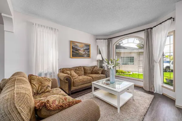 648 Scimitar Bay NW, Calgary, AB T3L 2B2