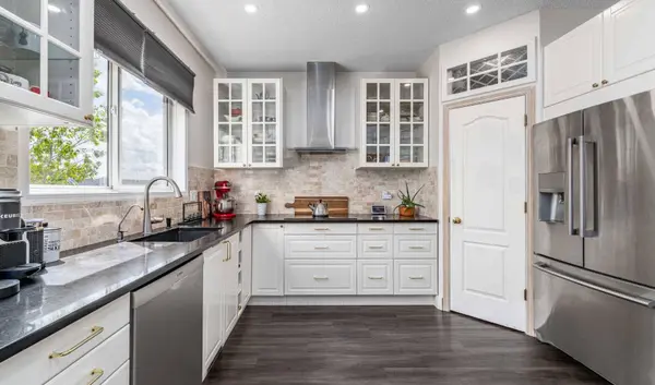 648 Scimitar Bay NW, Calgary, AB T3L 2B2