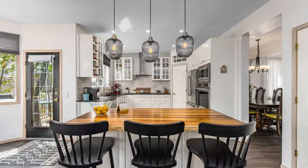 648 Scimitar Bay NW, Calgary, AB T3L 2B2