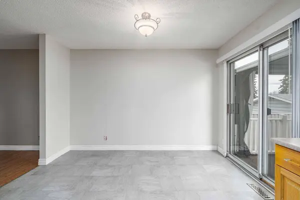 115 Ogden Way WAY SE, Calgary, AB T2C 1V9