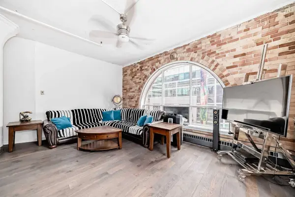 240 11 AVE SW #402, Calgary, AB T2R 0C3