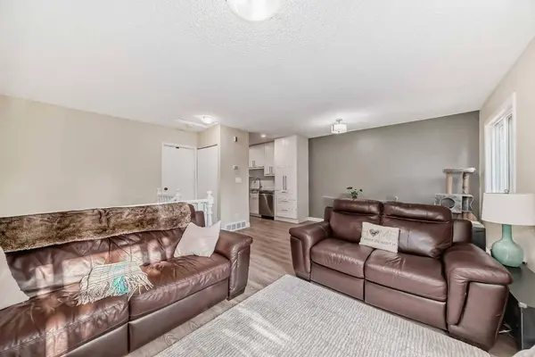 109 Stanley AVE #C, Okotoks, AB T1S 1H8