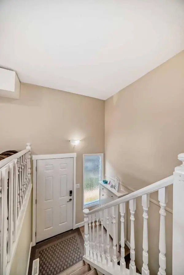 109 Stanley AVE #C, Okotoks, AB T1S 1H8