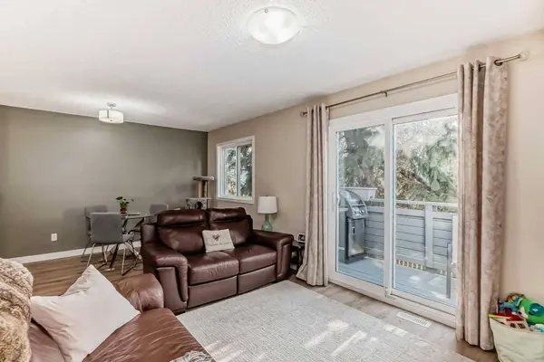 109 Stanley AVE #C, Okotoks, AB T1S 1H8