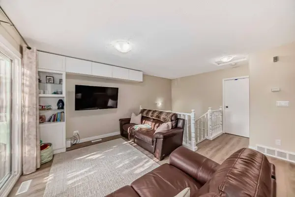 109 Stanley AVE #C, Okotoks, AB T1S 1H8