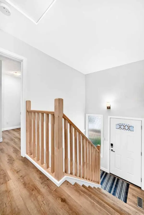 109 Stanley AVE #B, Okotoks, AB T1S 1H8