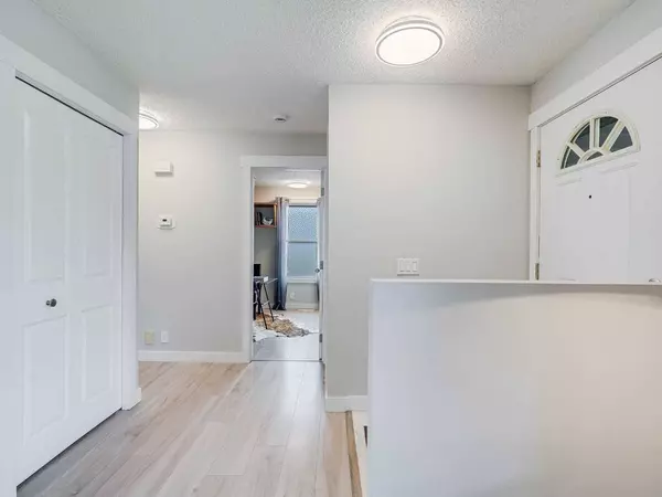 18 Sunnyside PL SE, Airdrie, AB T4B 1S4