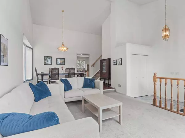 683 Strathcona DR SW, Calgary, AB T3H 1P2