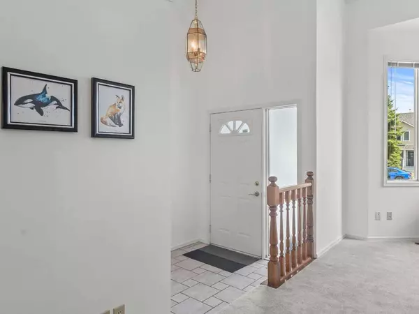 683 Strathcona DR SW, Calgary, AB T3H 1P2