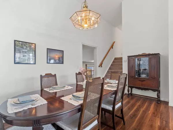 683 Strathcona DR SW, Calgary, AB T3H 1P2