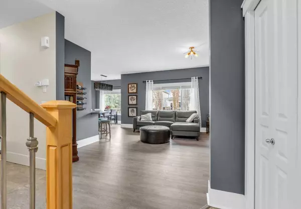 209 Cougartown CIR SW, Calgary, AB T3H 0A3