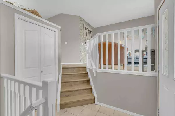 8 Horne Close, Sylvan Lake, AB T4S 0C4