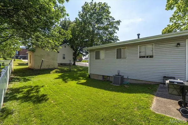 214 E Market ST, Columbia, IL 62236