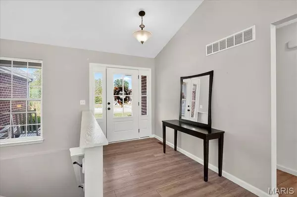 305 Fox Run DR, Columbia, IL 62236