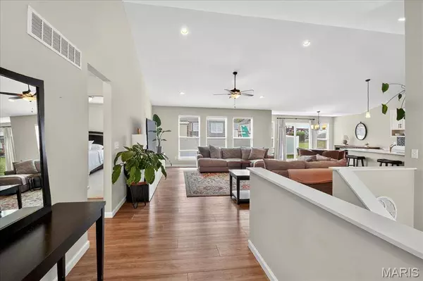 305 Fox Run DR, Columbia, IL 62236