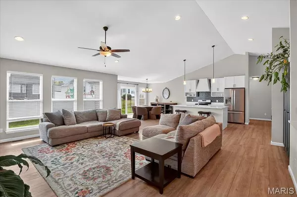 305 Fox Run DR, Columbia, IL 62236