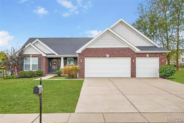 305 Fox Run DR, Columbia, IL 62236