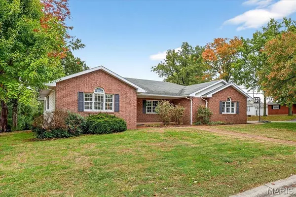 201 Oak Tree DR, Columbia, IL 62236