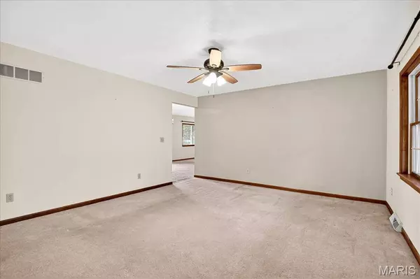 201 Oak Tree DR, Columbia, IL 62236