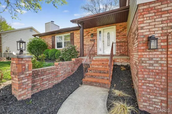 943 Meadowview LN, Columbia, IL 62236