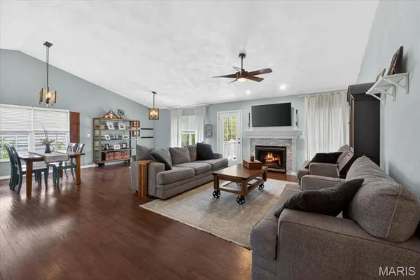 152 Gall RD, Columbia, IL 62236