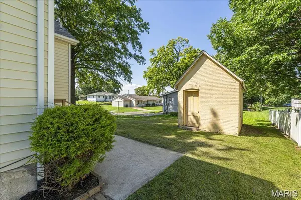 214 E Market ST, Columbia, IL 62236
