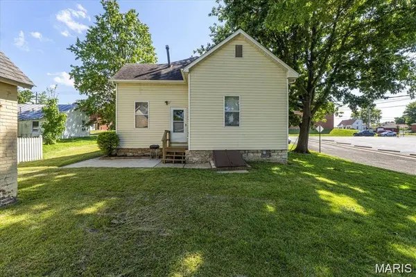 214 E Market ST, Columbia, IL 62236
